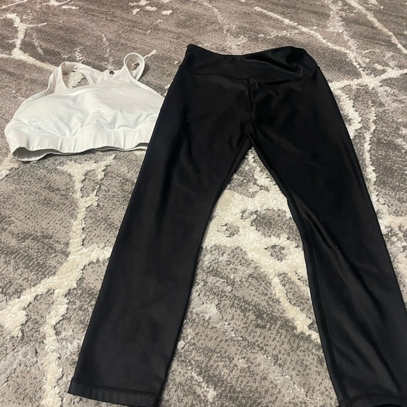 Zyia lot Gray Ombre Leggings, black leggings, and white sports bra - Picture 5 of 9